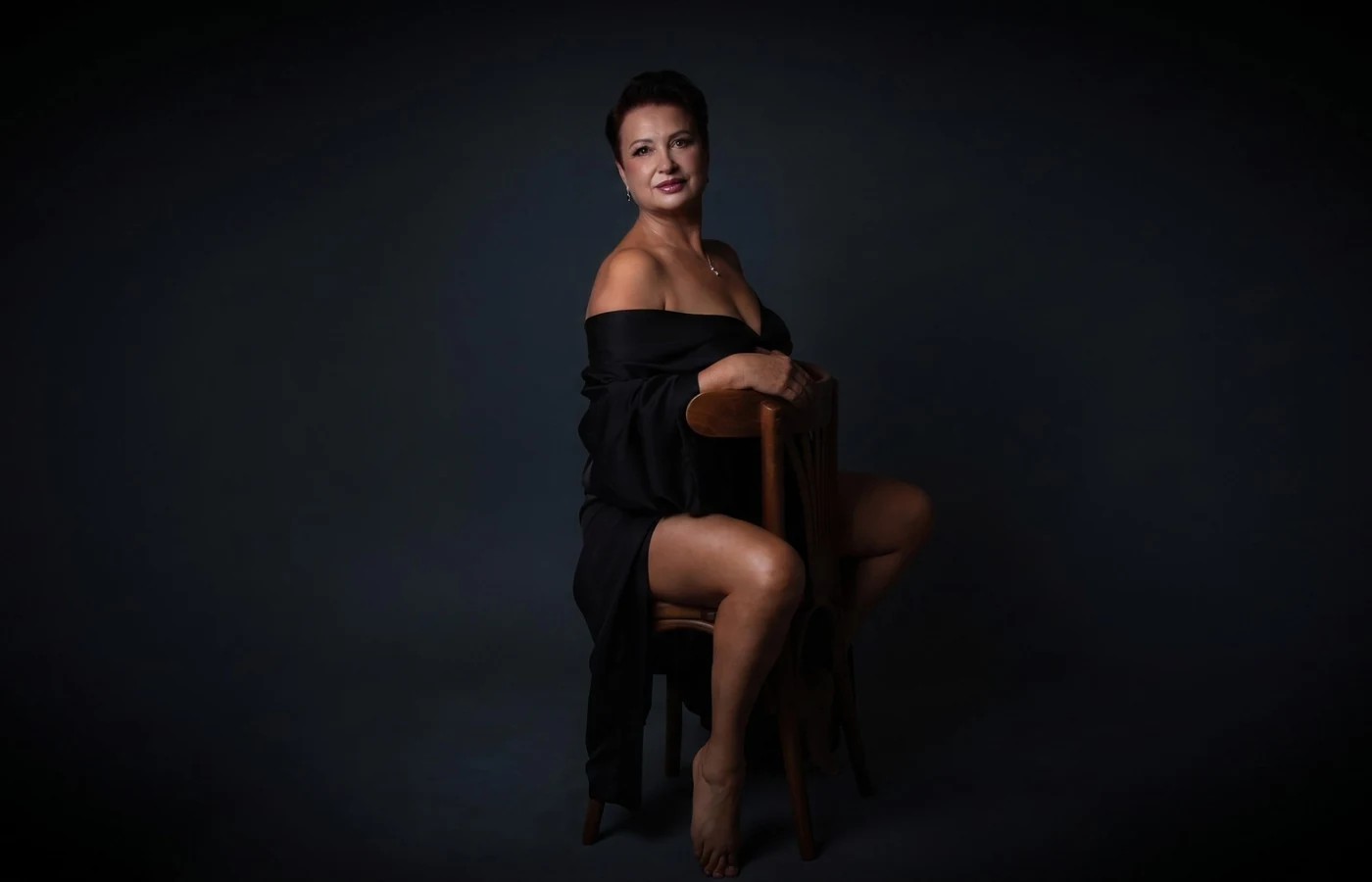 Марина Мальцева в темном интерьере